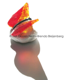 Kleine rood en gele vlinder van glas