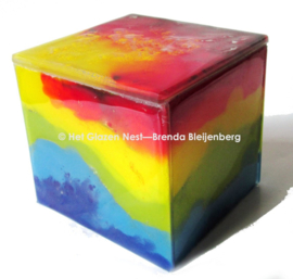 Glaskunst urn in regenboog kleuren