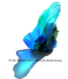 Glazen water tegen steen