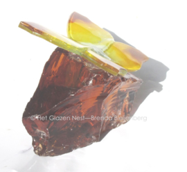 Gele vlinder op amber glas