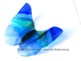 Glazen vlinder in rustig blauwe kleuren