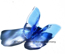 Kleine vlinder in lichtblauw glas