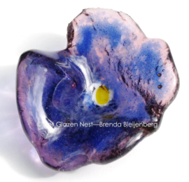 Paarse bloem in abstract glas