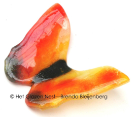 Glazen vlinder in abstract oranje