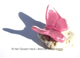 Kleine roze vlinder met witte accenten