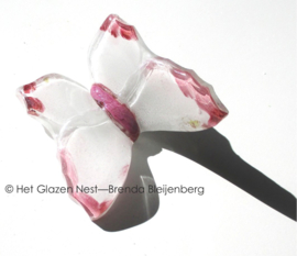 Wit en roze vlindertje met kartel vleugels