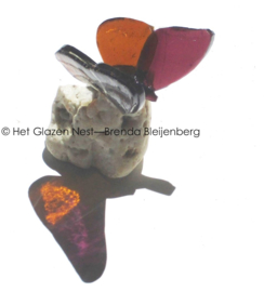 kleine vlinder in lila en oker