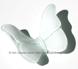 Witte glazen vlinder met ronde vleugels