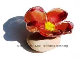 Glazen bloemetje in oud roze kleuren