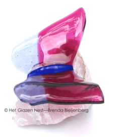 Roze en lila vlinder op rozenkwarts
