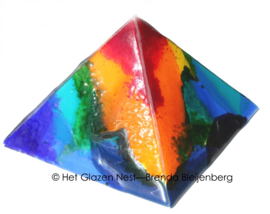 Glaskunst piramide iin abstracte regenboog kleuren
