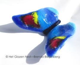 blauw vlindertje met geel en rood accent