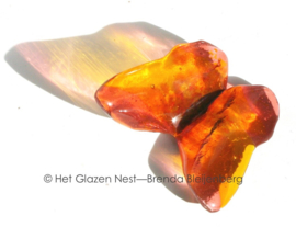 Glazen vlinder in speels oranje en roze