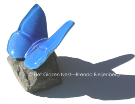 Glazen vlinder in rustig aqua blauw