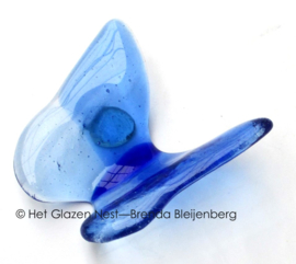 Glazen vlinder in zachtblauw