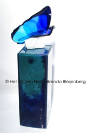 Glazen urn  met blauwe vlinder