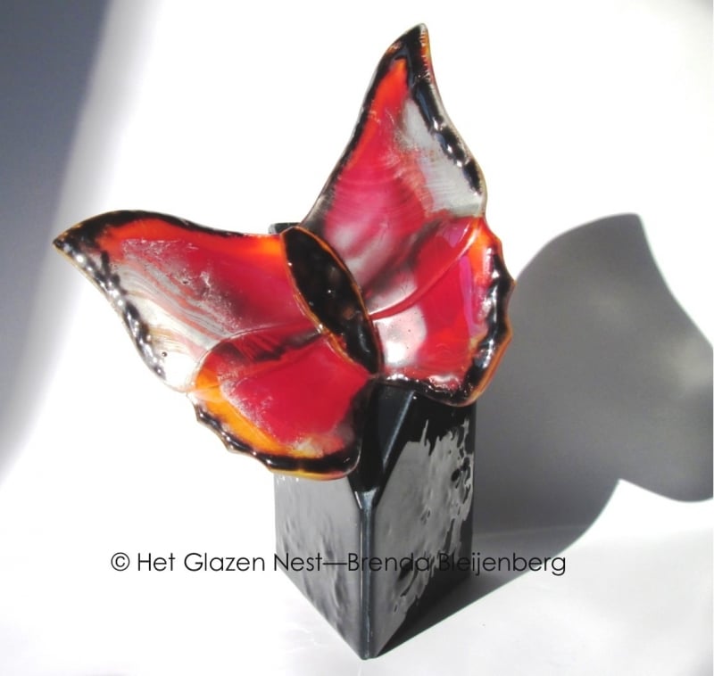 Urn “driehoek van glas met oranje vlinder”