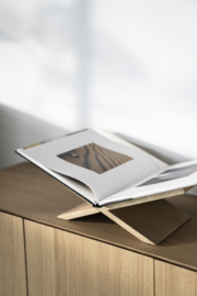 230299 | Boekenstandaard Tee - naturel | By-Boo