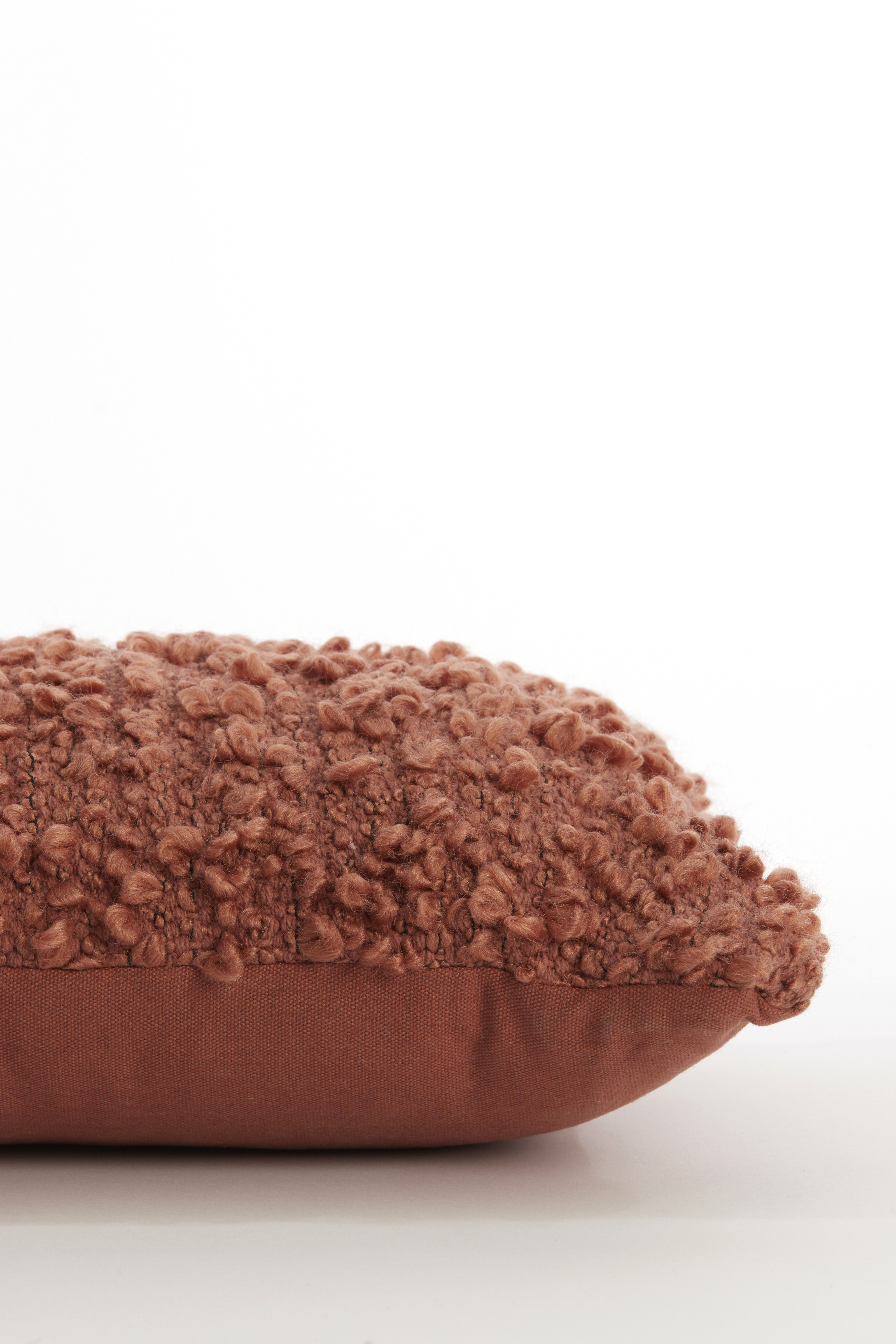 7485683 | Kussen 60x30 cm HUMADA - bouclé terra | Light & Living