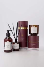 Geurkaars in glas in koker warm hugs - donkerrood | Zusss