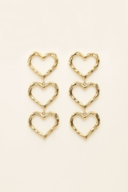 Oorhangers met drie hartjes met structuur - goud  | My Jewellery
