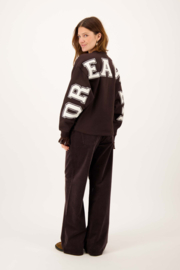 Sweater met tekst - dark choco | Zusss 