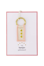 Ansichtkaart sleutelhanger van hartjes gefeliciteerd - wit/roze | Zusss - Binnenkort verwacht!