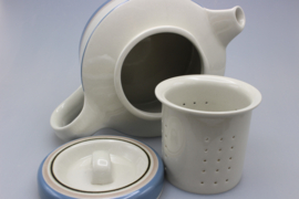 TEAPOT WITH INFUSER