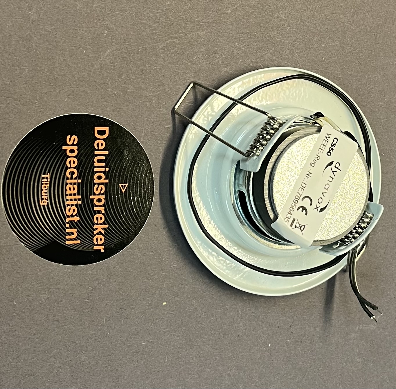 LUIDSPREKER HALOGEEN-DESIGN WIT