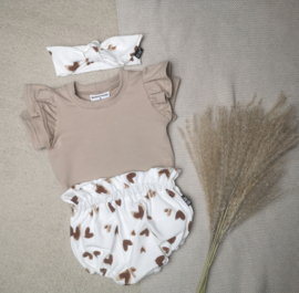 Sand vleugel t-shirt + off white hartjes bloomer