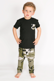 Black t-shirt camo green bag