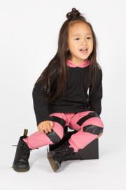 Black/pink longshirt with pink leather pants