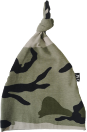 Camo groen knoop newborn muts