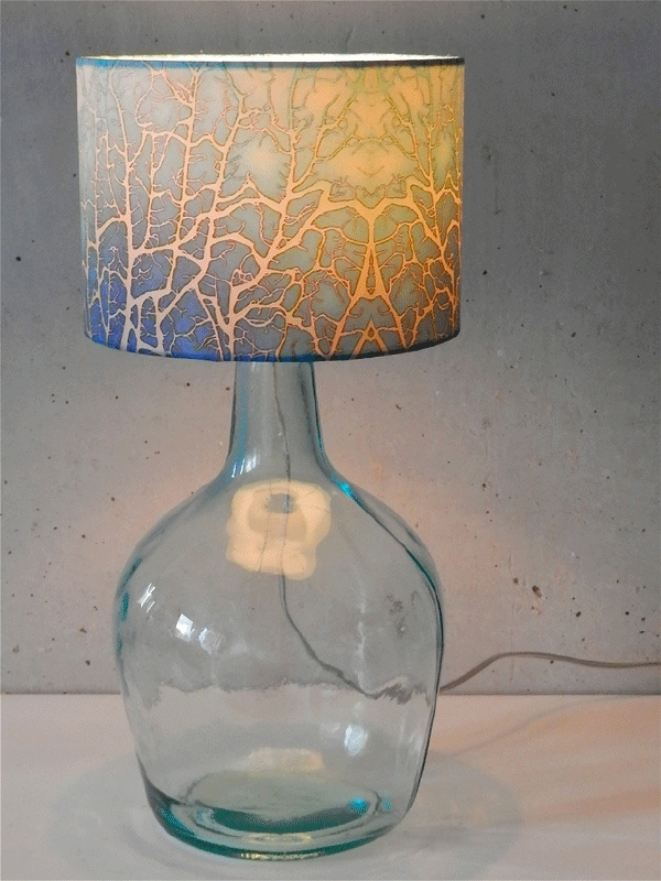 Lamp: "wierlamp Abstract" licht blauw met glazen voet