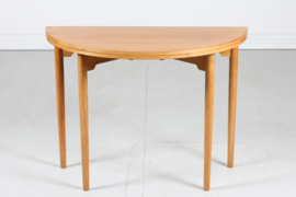 Hans J. Wegner Card Table of Cherry Wood, Made by Fritz Hansen A/S, Denmark 1968 Mid-century Modern Furniture