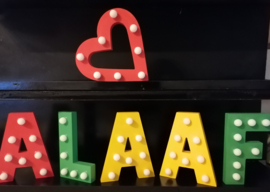 Houten letters (ALAAF)  met licht