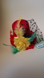 mini hoedje rood geel groen met roos en veren+ clip