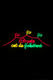 Neon sign bord met tekst :Groete oet de fiesttent