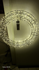 Zwart metalen deurkrans met licht.