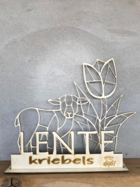 Lente ornament van een houten tulp en lammetje geometrisch (in houtkleur) en de tekst LENTE kriebels (Jaaa het is weer lente)