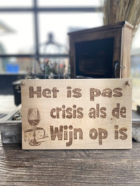 Tekstbordje Het is pas crisis als de wijn op is.