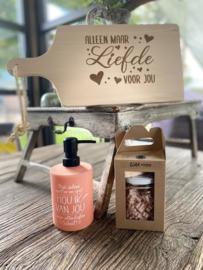 Serveerplank met de tekst alleen maar liefde voor jou - zeeppompje Met iedere spetter en spat hou ik (meer) van jou mijn allerliefste schat - Giftset soap wild roses