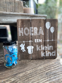 Tekstbordje Hoera een kleinkind + potje blauw