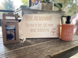 Serveerplankje juf + zeeppompje lieve juf + giftset soap wild roses