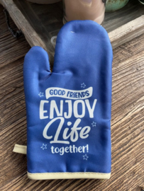Ovenhandschoen met de tekst "Good friends enjoy life together!"