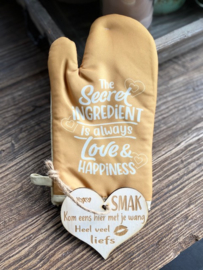 Ovenhandschoen met de tekst `The secret ingredient is always love & happiness.`+ hartje liefs