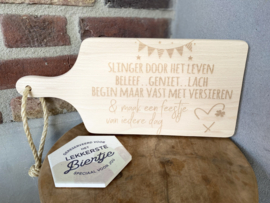 Cadeaupakket serveerplankje 34,5 cm slinger door het leven + onderzetter keramiek het lekkerste biertje