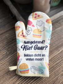 Ovenhandschoen met de tekst "Aangebrand? Niet gaar? Bekken dicht en vreten maar!"