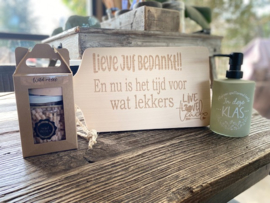 Plankje juf + zeeppompje in deze klas + giftset soap wild roses