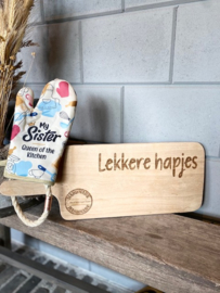 Ovenhandschoen met de tekst `My sister Queen of the kitchen` + Broodplank Lekkere hapjes